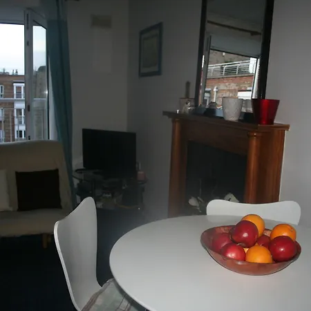 Jervis Place Apartment *