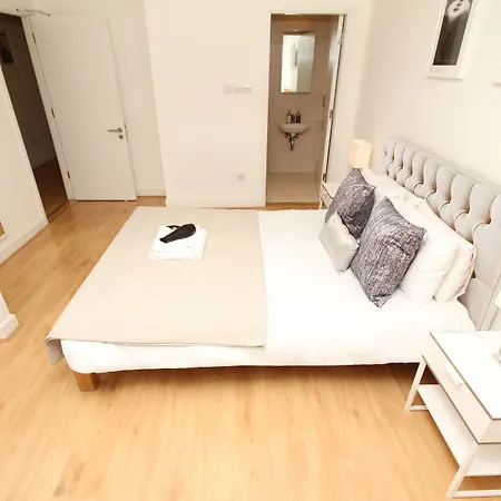 Pearse Street Sleeps 10 Apartment Dublin