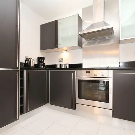 Pearse Street Sleeps 10 Apartment *