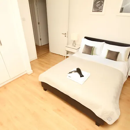 Pearse Street Sleeps 10 Apartment Dublin