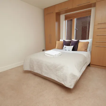 Pearse Street Sleeps 10 *