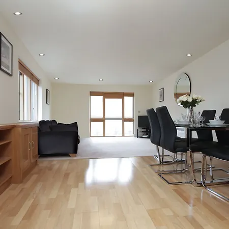 Pearse Street Sleeps 10 * Dublin