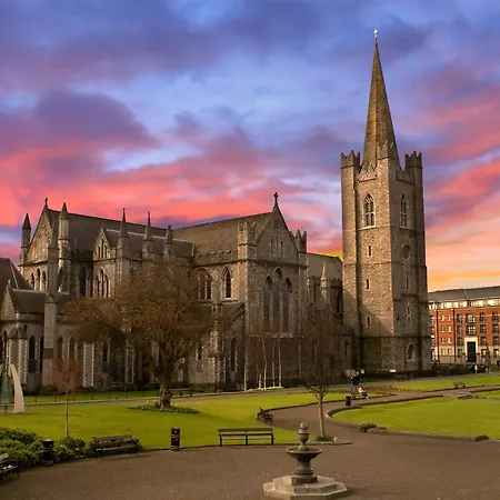 Pearse Street Sleeps 10 *
