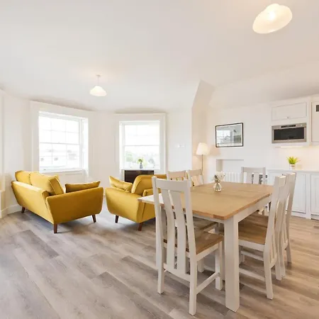 Henrietta Centre Apartment *