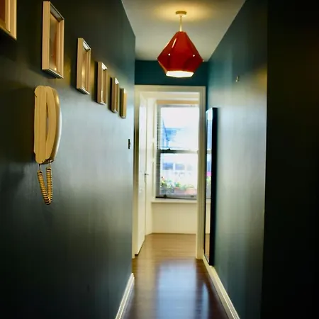Modern 2 Bedroom Flat Above Family Run Pub Apartment *