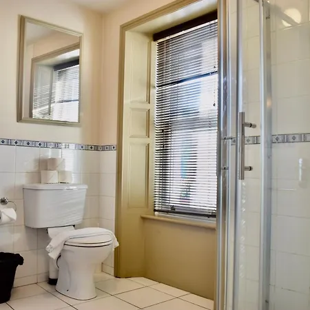 Modern 2 Bedroom Flat Above Family Run Pub Apartment *