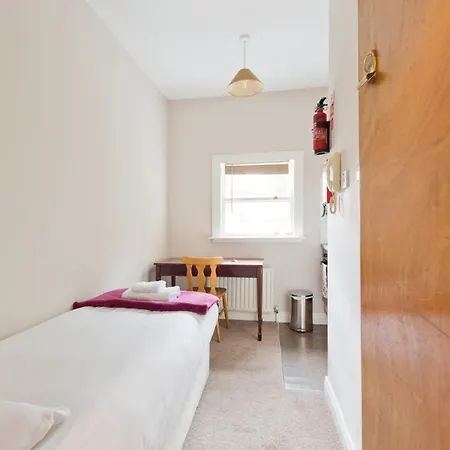 4 Small Bedsit 10 Minutes Walk To City Groy61 Apartment