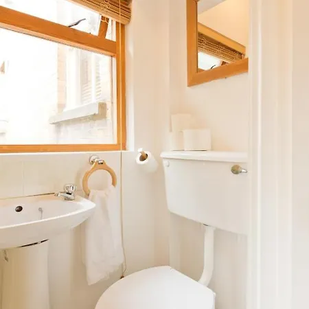 4 Small Bedsit 10 Minutes Walk To City Groy61 Apartment *