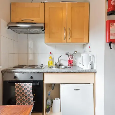 4 Small Bedsit 10 Minutes Walk To City Groy61