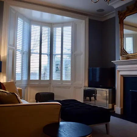 Refurbished Traditional Townhouse Holiday home *
