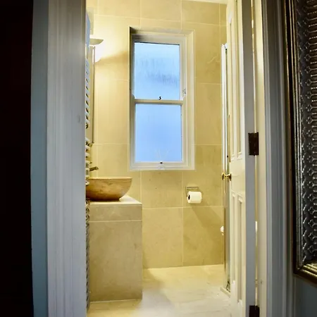 Refurbished Traditional Townhouse Holiday home Dublin