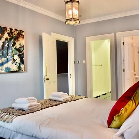 Refurbished Traditional Townhouse * Dublin