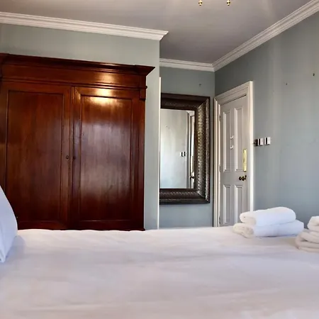 Refurbished Traditional Townhouse * Dublin