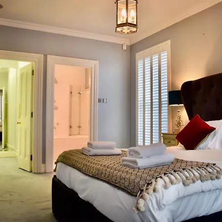 Refurbished Traditional Townhouse Holiday home *