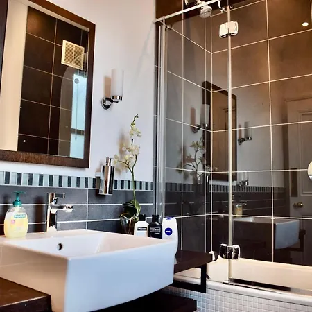 Refurbished Traditional Townhouse Holiday home *
