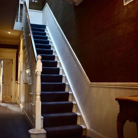 Refurbished Traditional Townhouse Holiday home *
