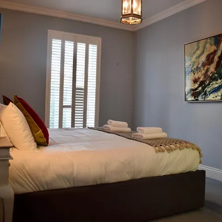 Refurbished Traditional Townhouse *