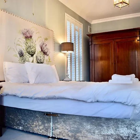 Holiday home Refurbished Traditional Townhouse