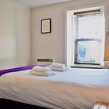 Modern 2 Bedroom Flat Above Family Run Pub * Dublin