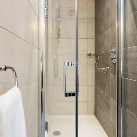 מלון Maldron Pearse Street City 4*