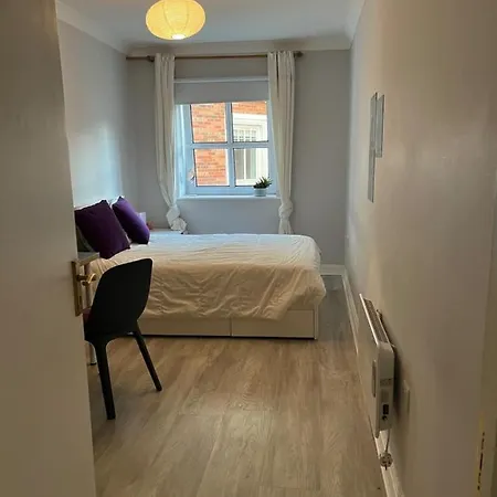 Stylish 2 Bedroom Flat In *