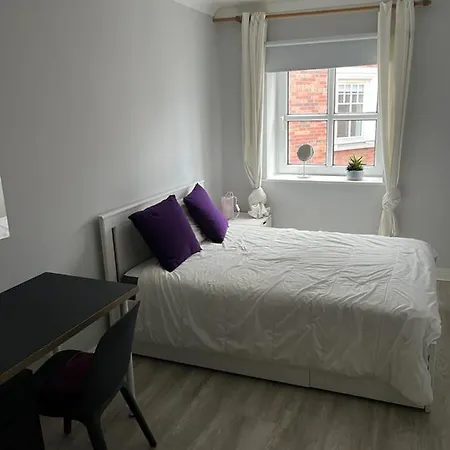 Stylish 2 Bedroom Flat In Apartment