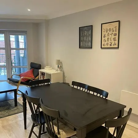 Stylish 2 Bedroom Flat In Apartment
