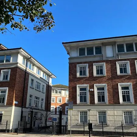Stylish 2 Bedroom Flat In *