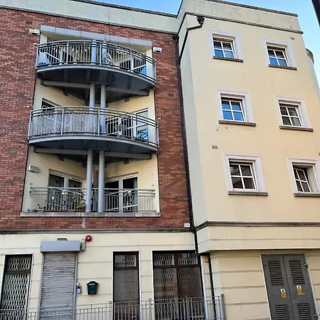 Stylish 2 Bedroom Flat In Apartment