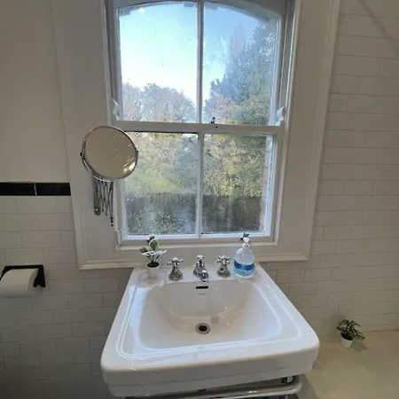 Tranquil Retreat In Historic Chapelizod 펜션 *