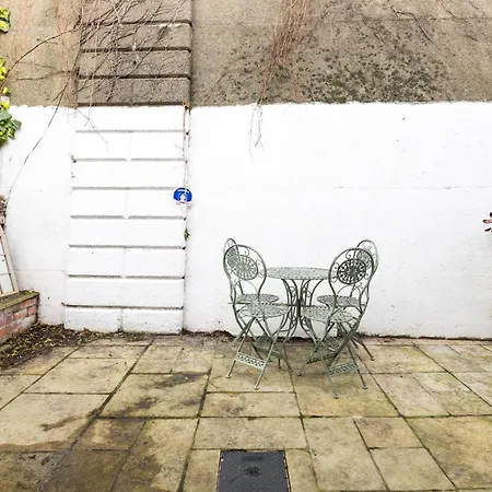 Large 3 Bed Family - 5 Min From Train Station 別荘