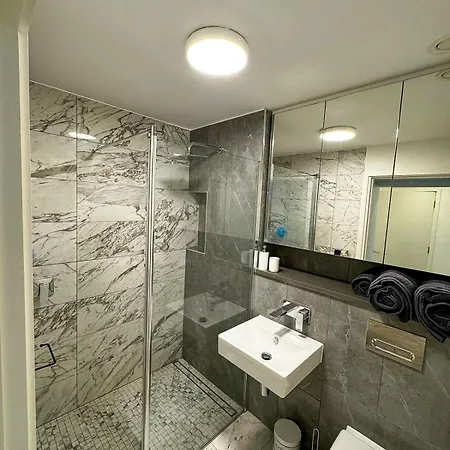 Elegant 2 Bedroom In Grand Canal Apartament Dublin