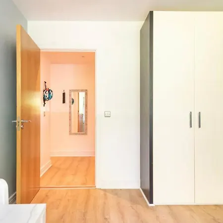 Spacious With Relaxing View Kwatera prywatna *
