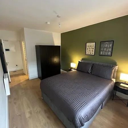 Apartment Central & Spacious Centre Apt *