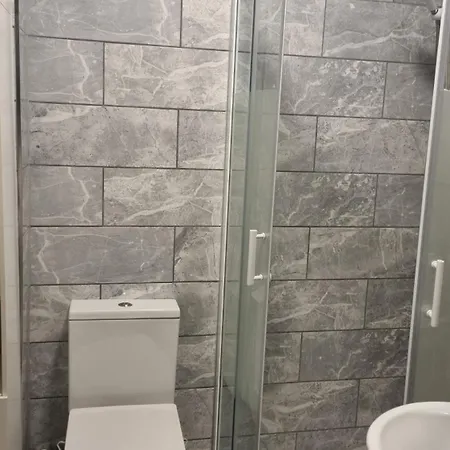 3 Cosy Bedrooms Near Airport & *