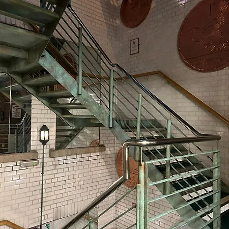 호스텔 올리버 세인트 존 고가티 *