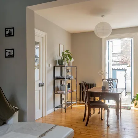Guest house Guestready - Victorian Redbrick In Heart Of