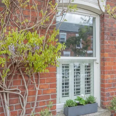 Guest house Guestready - Victorian Redbrick In Heart Of