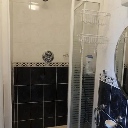 Dorm 5-6 People Shared Bathroom Outside * דבלין