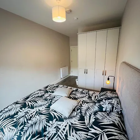 Private King Size In Well Decorated Shared Flat דירה