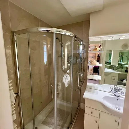 Проживание в семье Burlington Townhouse