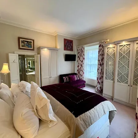 Проживание в семье Burlington Townhouse *