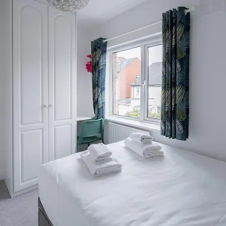 Welcoming 4bd House With Garden In Apartament