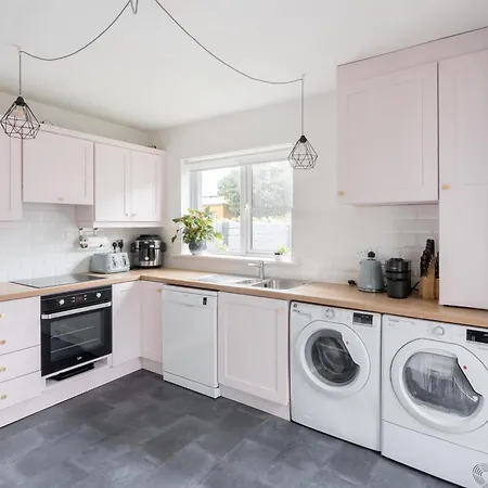 Welcoming 4bd House With Garden In Apartament
