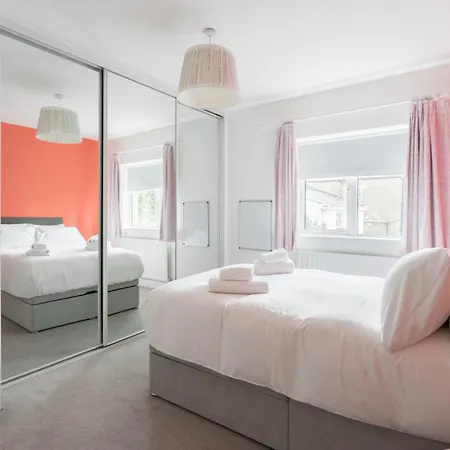 Welcoming 4bd House With Garden In Apartament *