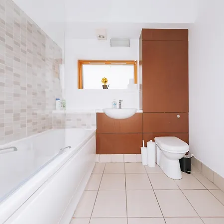 Bright 2bd Flat With Private Balcony - * Dublin
