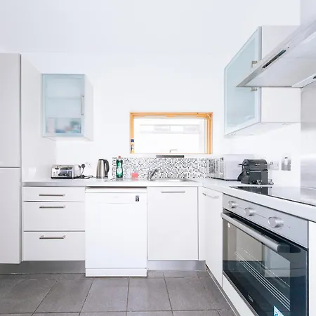 Bright 2bd Flat With Private Balcony - Apartmán