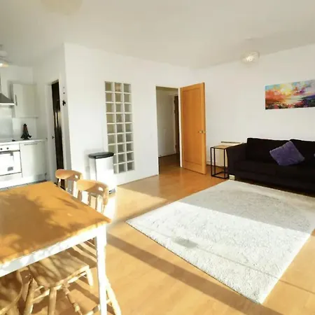 Apartmán Bright 2bd Flat With Private Balcony -