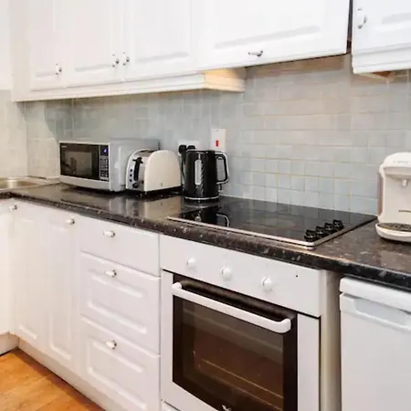 2 Bedroom Near Historical Christchurch Apartment *
