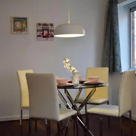 2 Bedroom Near Historical Christchurch Apartment